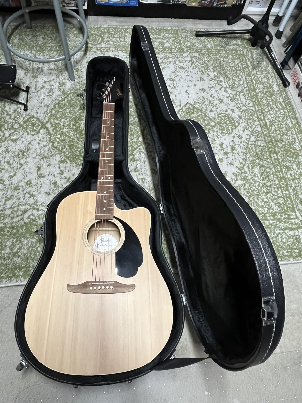 Gearlux Dreadnought Acoustic Guitar Hardshell Case with Accessory Compartment - Black customer photo 1