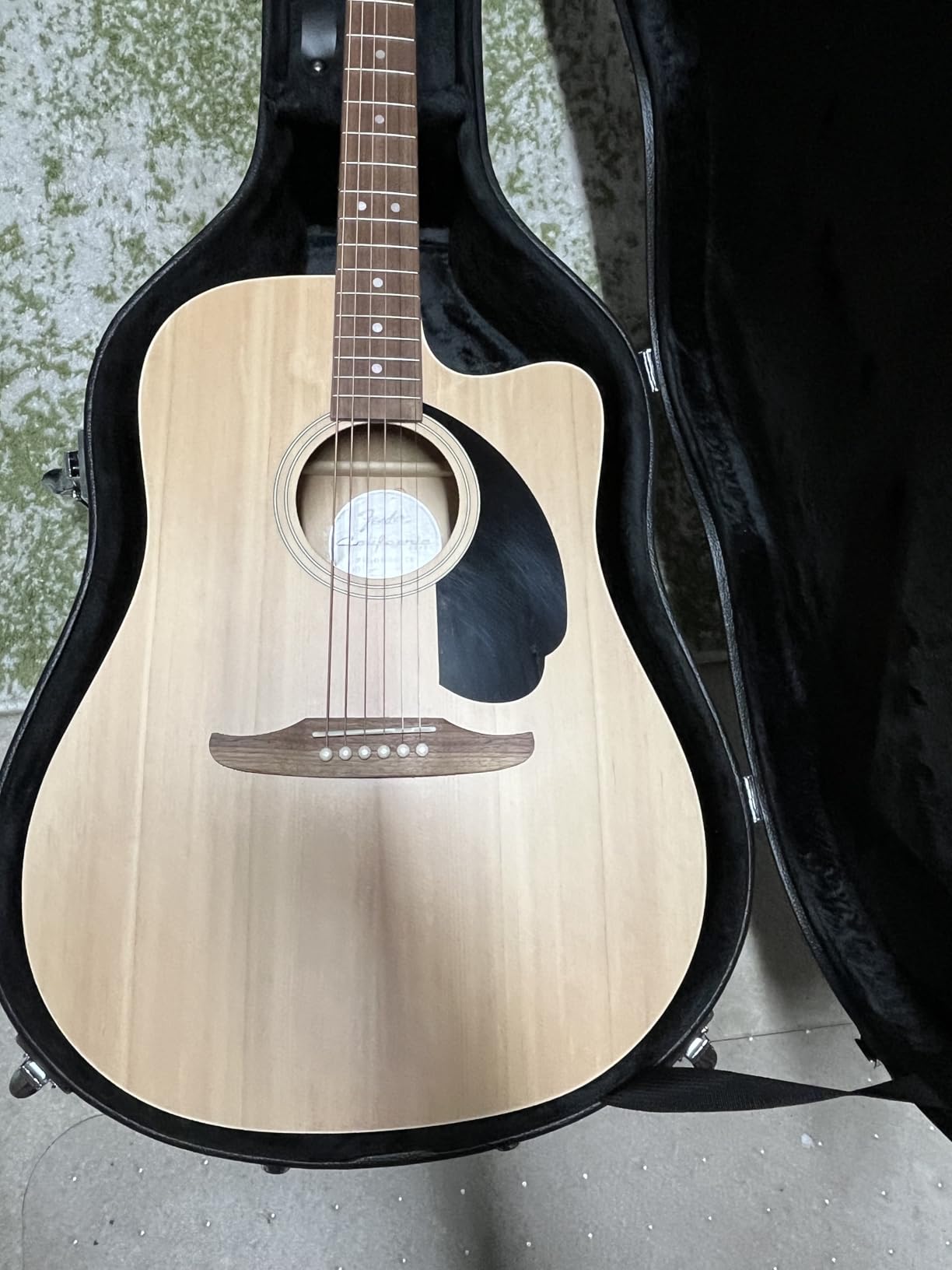 Gearlux Dreadnought Acoustic Guitar Hardshell Case with Accessory Compartment - Black customer photo 2
