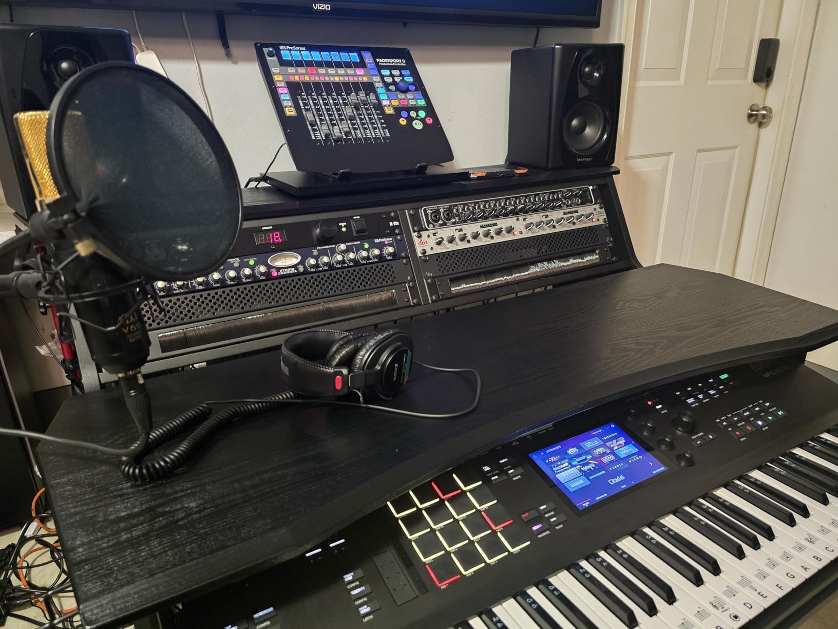 BE200 Series Music Studio Desk Workstation with 2 x 4U Rack (Black) customer photo 2