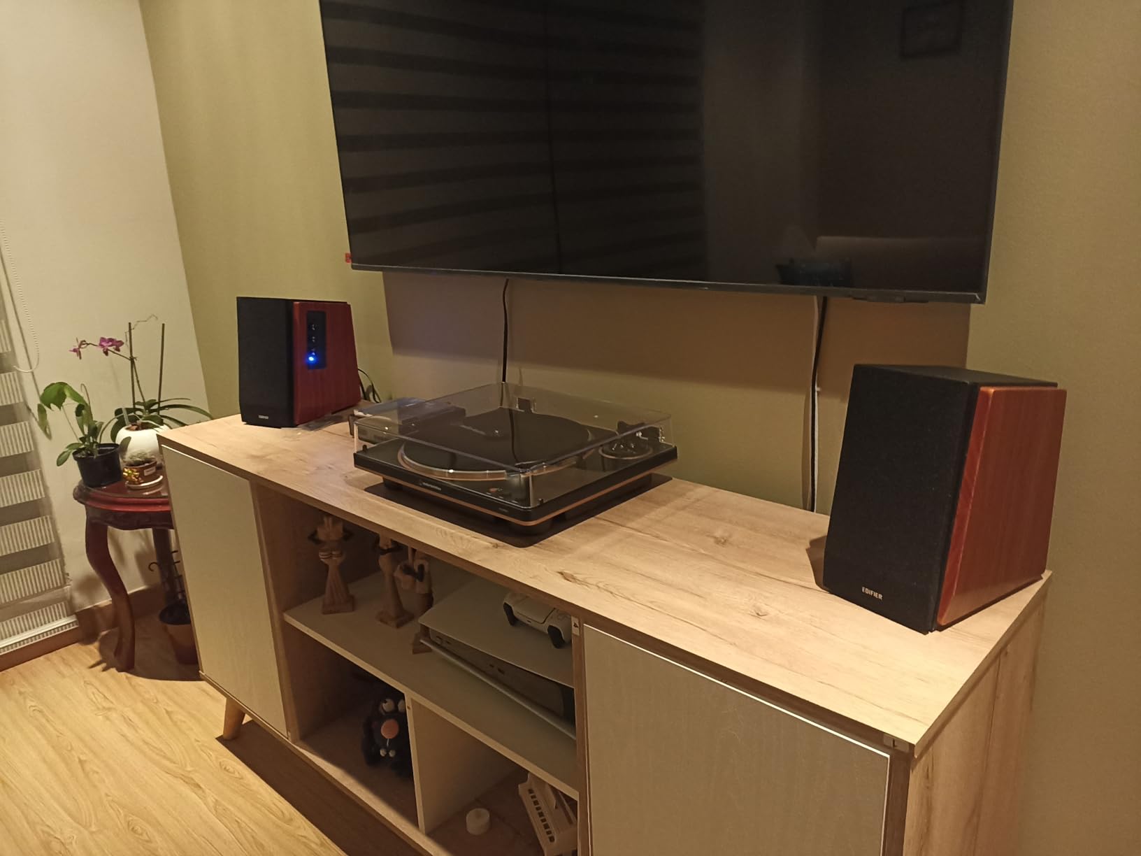 Edifier R1700BT Bluetooth Bookshelf Speaker - Active Near-Field Studio Monitors - Powered Speakers 2.0 Setup Wooden Enclosure - 66w RMS White customer photo 1