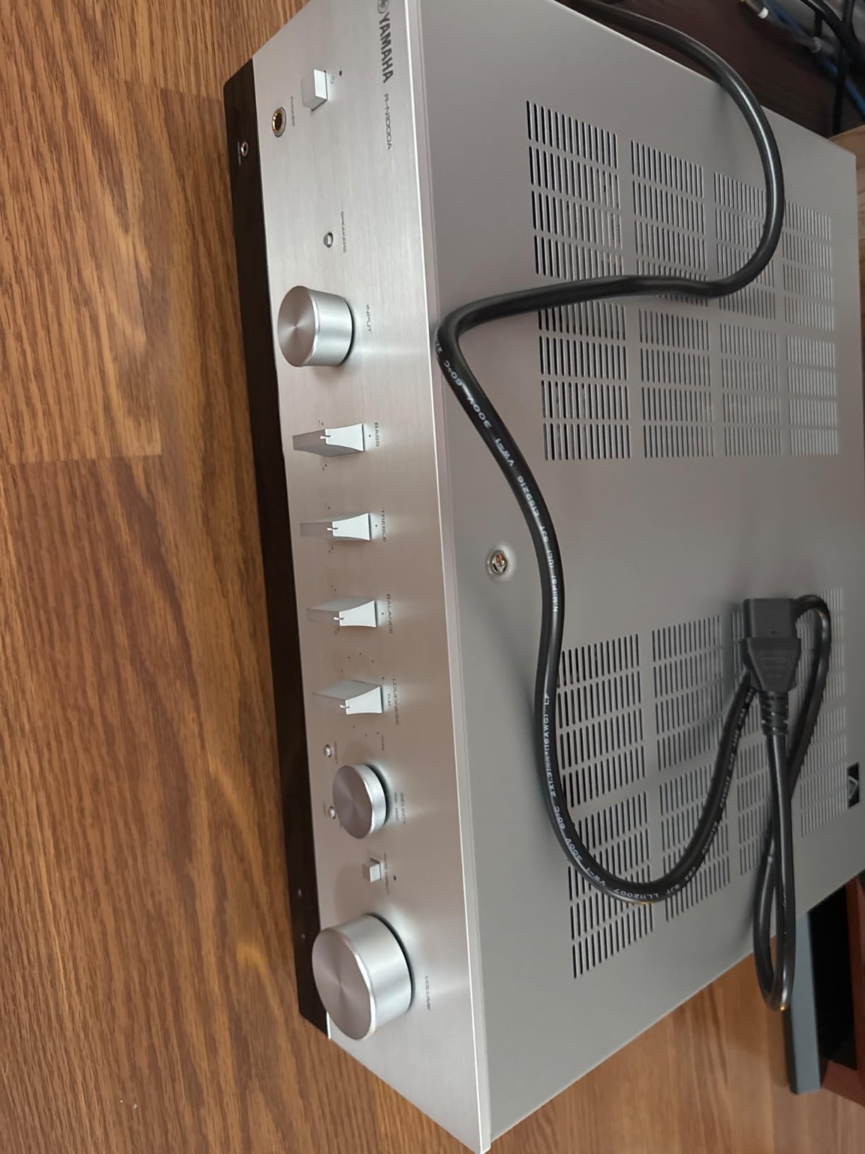 Yamaha R-N1000A Network Receiver with Phono, HDMI and Built-in DAC, Silver customer photo 1