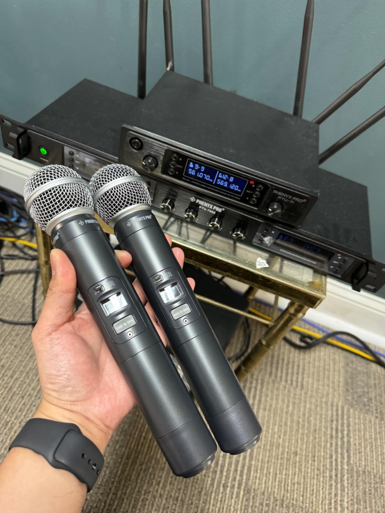 Phenyx Pro 4 Channel UHF Auto Scan Wireless Microphone System PTU-7000-4H customer photo 1