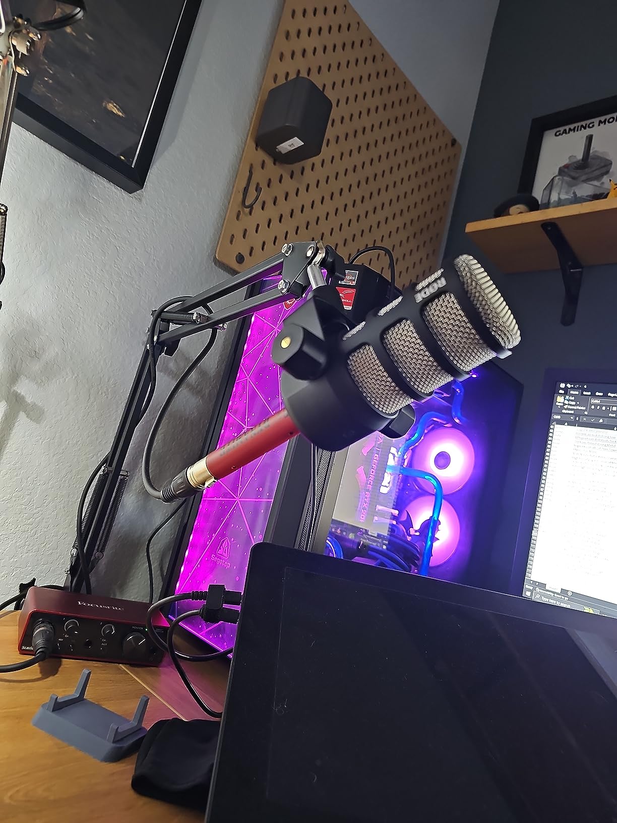 SE ELECTRONICS DM1 Dynamite Ultra-Slim Inline Microphone Preamp for Ribbon & Dynamic Microphones - Mic Preamp with +28dB Gain for Clean, Natural Sound - Ideal for Podcasting & Live Sound (Black) customer photo 2