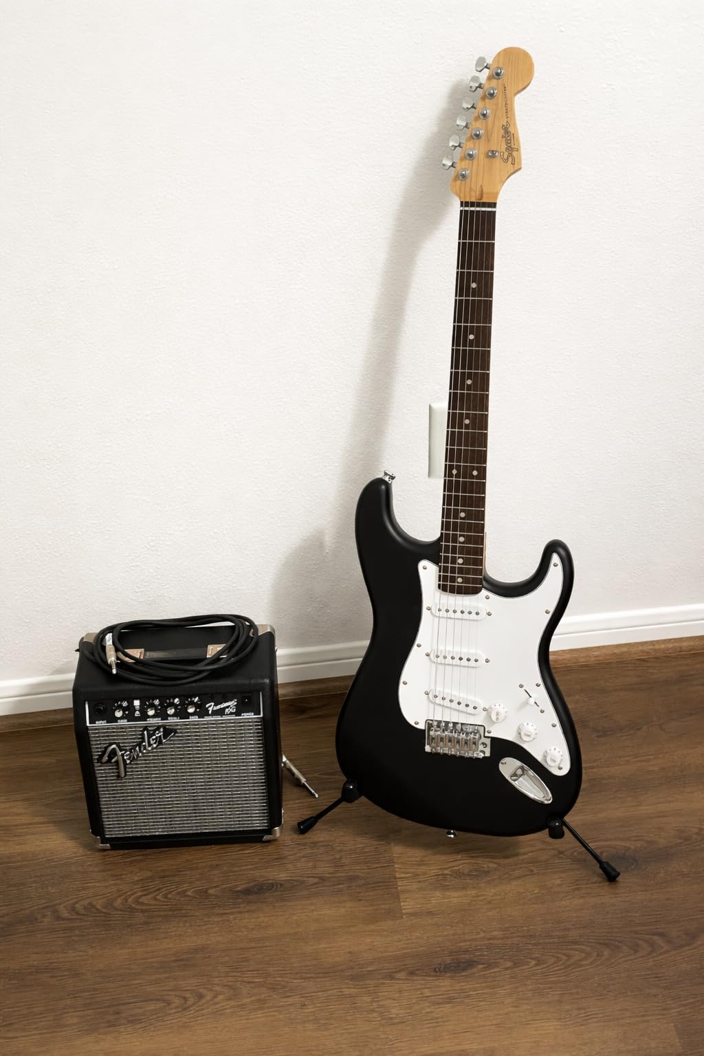Fender Squier Debut Series Stratocaster Electric Guitar Kit, Beginner Guitar Kit, with 2-Year Warranty, with Padded Gig Bag, Frontman 10G Amp, Strap, and More, Includes Free Lessons, Black customer photo 1