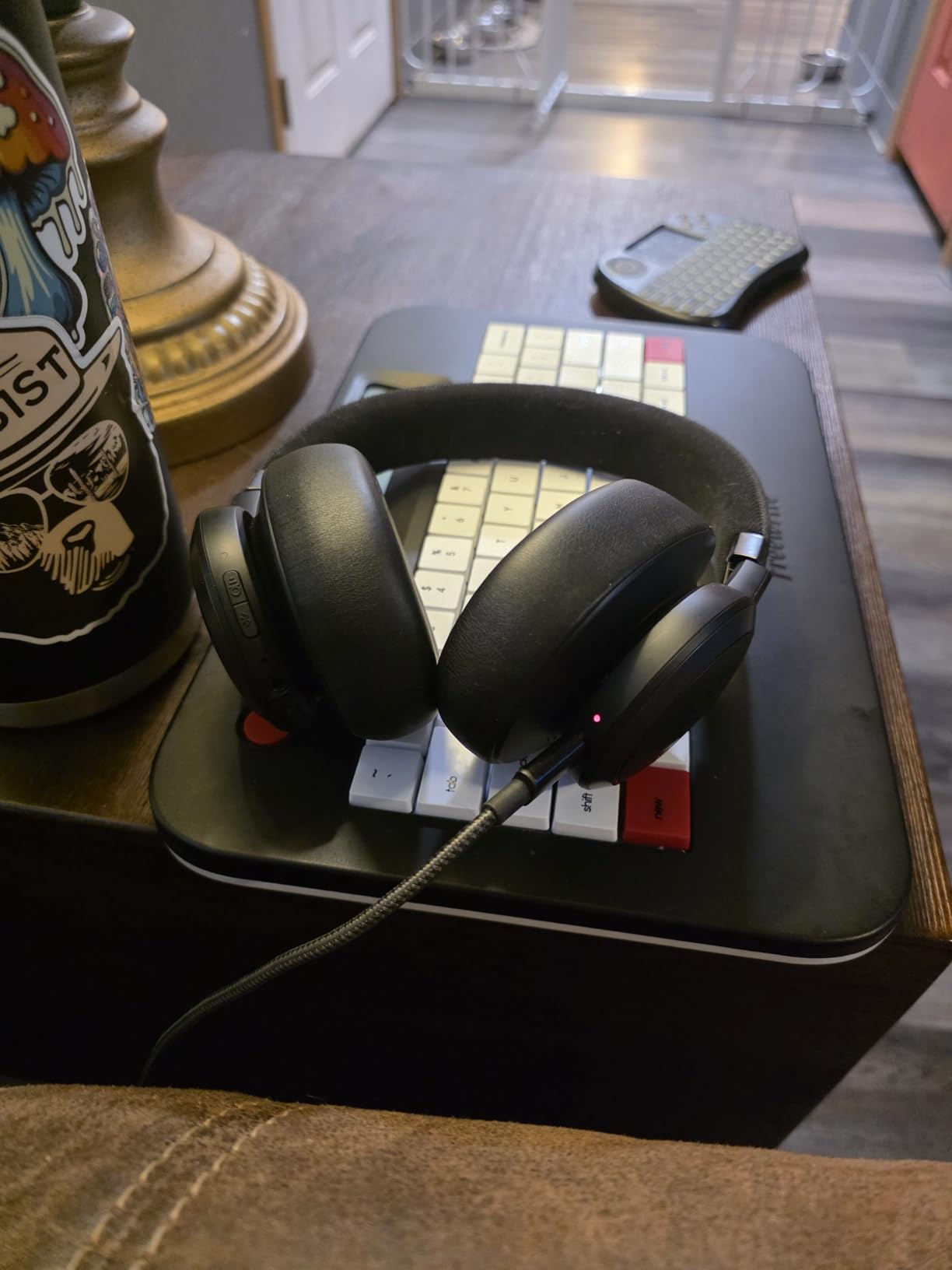 JBL Live 770NC - Wireless Over-Ear Headphones with True Adaptive Noise Cancelling with Smart Ambient, Up to 65 Hours of Battery Life, Comfort-fit Fabric Headband & Carrying Pouch (Sandstone) customer photo 2
