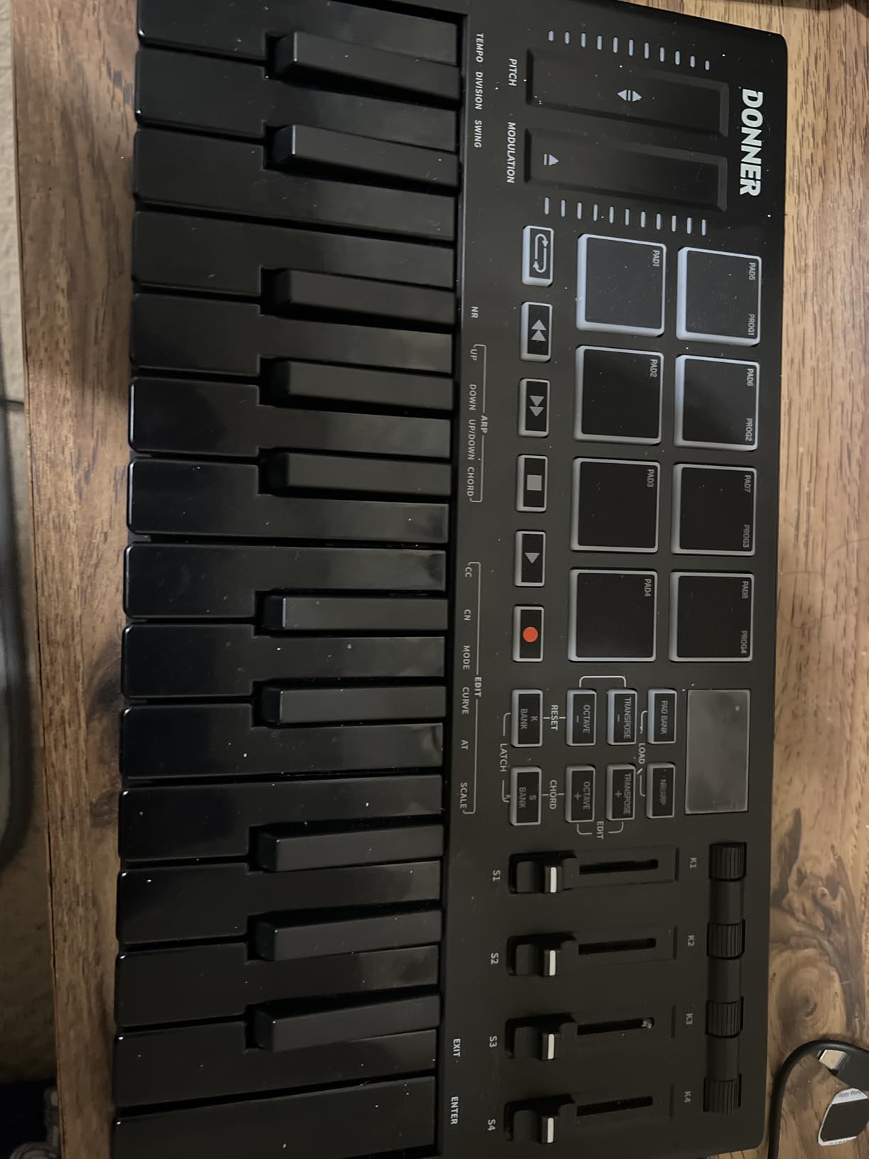Donner USB-C MIDI Keyboard Controller, 25 Key Portable Mini MIDI Keyboard with 8 Drum Pads, OLED Display, 16 Smart Scales, Arpeggio, Replay, 4 DAW Software and 40 Teaching Courses, DMK 25 Pro Black customer photo 1