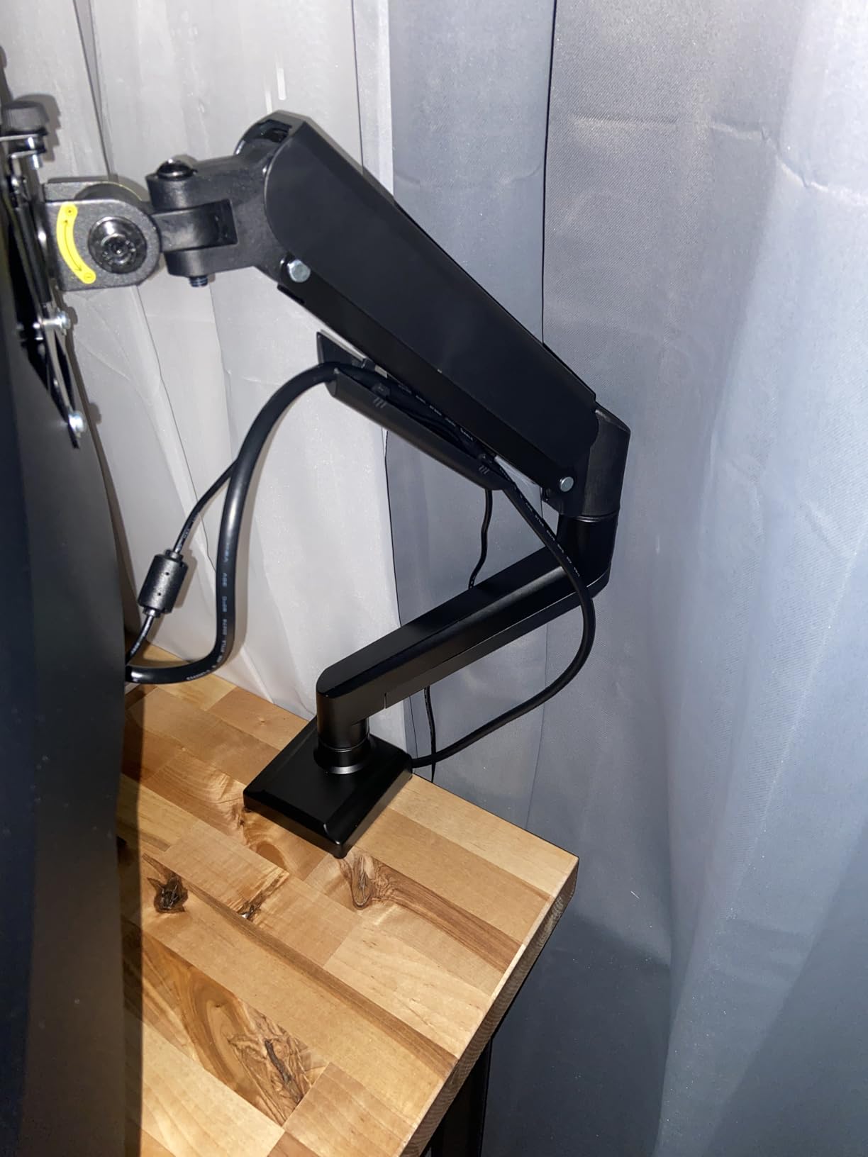 WALI Adjustable Single Monitor Arm for 13-34 inch Screens, up to 26.4 lbs | Single Monitor Desk Mount, Full Motion with Tilt, Swivel, Rotation, C-Clamp & Grommet Base, VESA 75/100mm (GSMP001N), Black customer photo 2