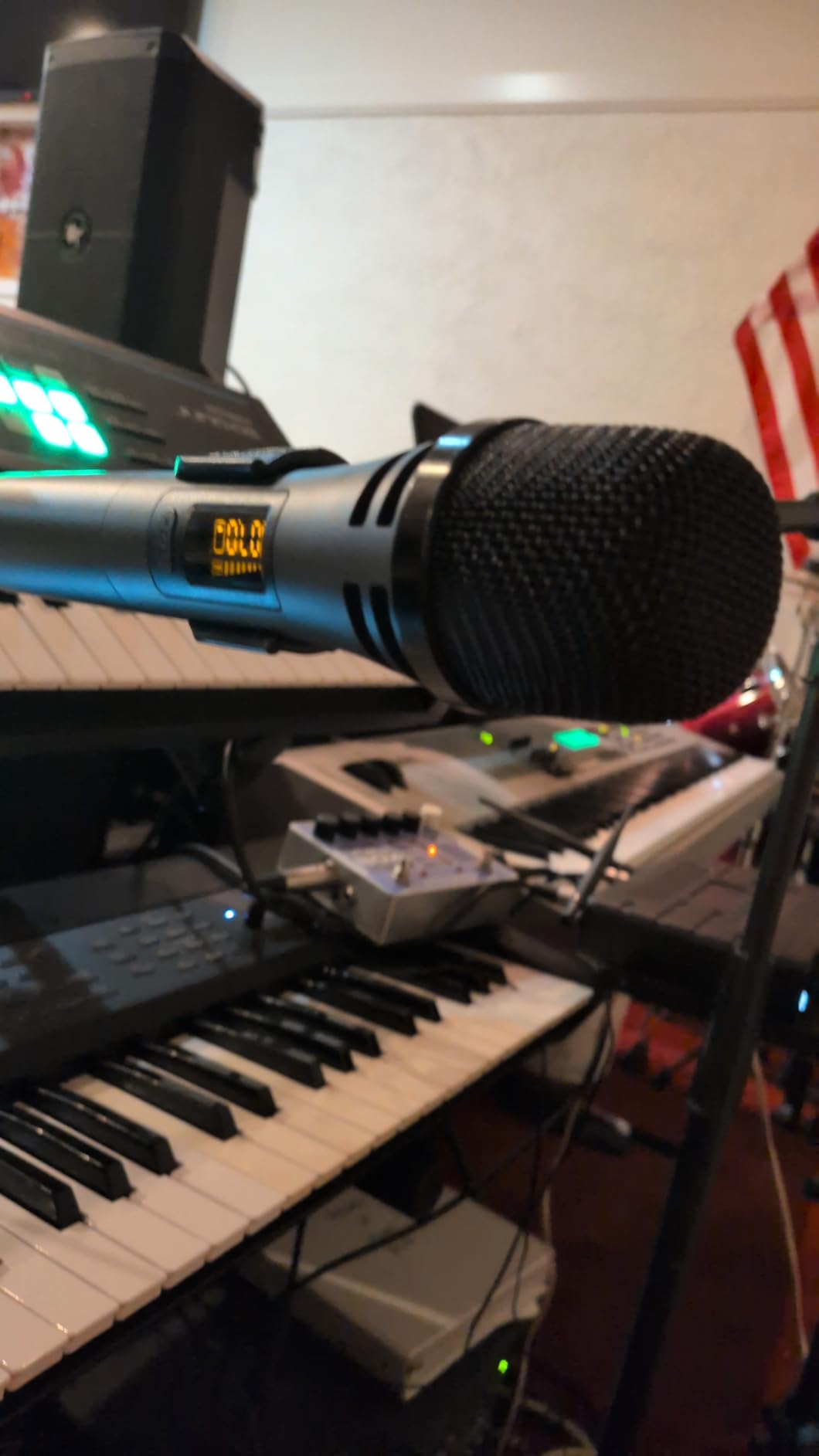 TONOR Wireless Mic System, Headset/Lavalier Lapel Mics, 0 m/295ft UHF Range customer photo 2