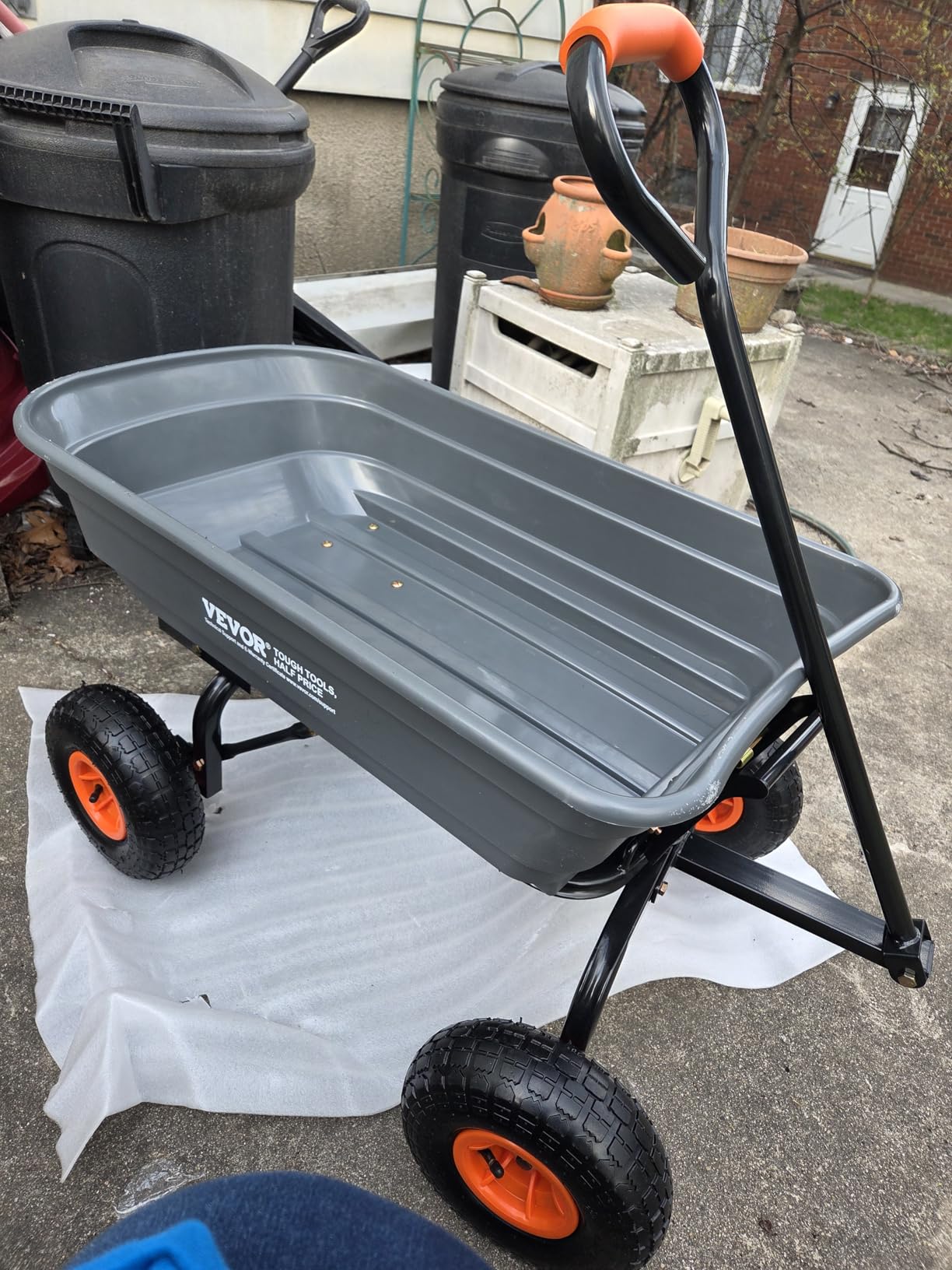 VEVOR Poly Garden Dump Cart 4 Cu.Ft. 600 lbs 4 Wheel Wheelbarrow Dump Wagon customer photo 1