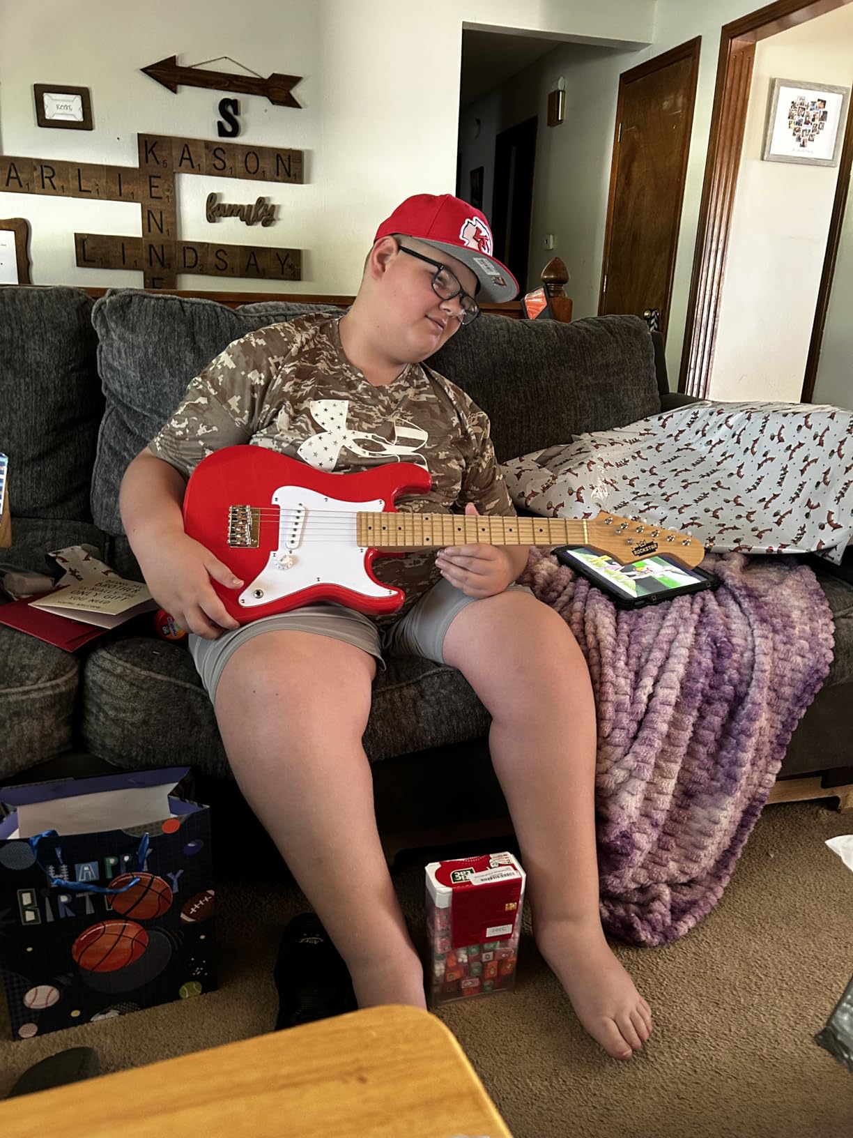 32 Inch Kids Electric Guitar Beginner Kit, Junior Size Mini Electric Guitar for Children with 5W Amplifier and Guitar bag, Unisex Red customer photo 1