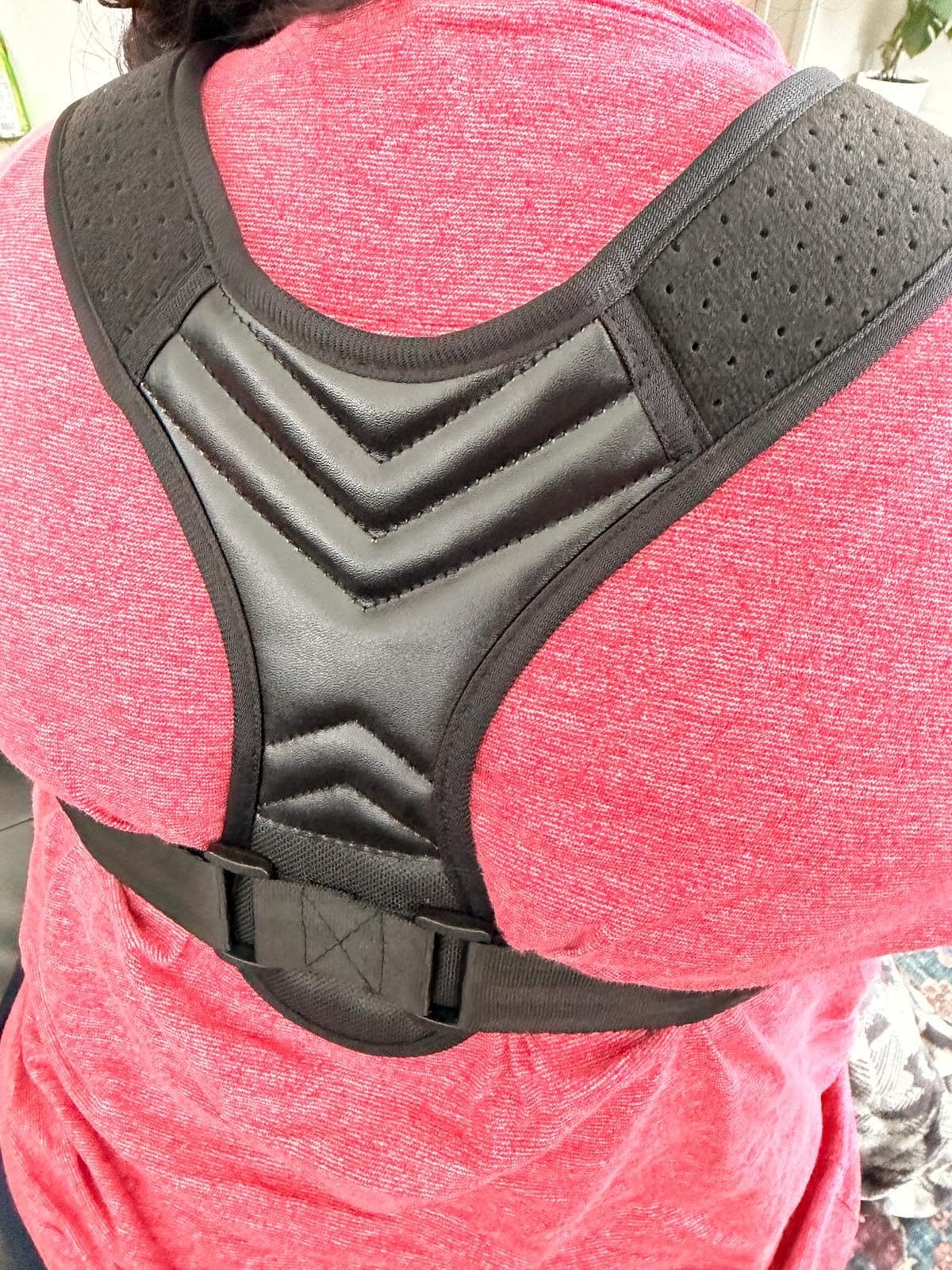 Posture Corrector, Back Brace for Women and Men, Adjustable Back Support, Shoulder Straightener for Improving Hunchback, Providing Pain Relief from Neck, Shoulder, and Upper Back - Black customer photo 1