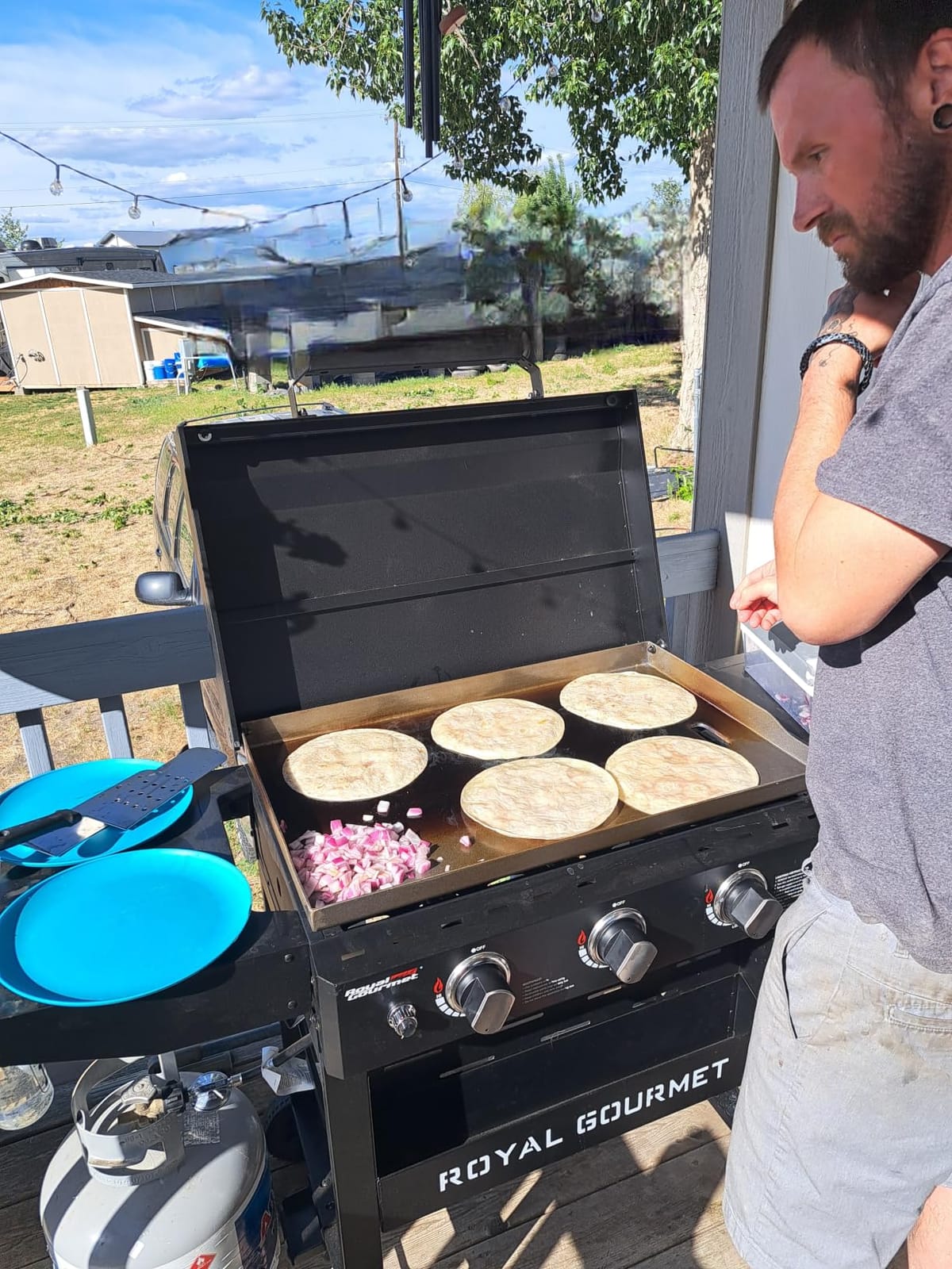 Royal Gourmet 3-Burner Gas Griddle with Hood, Collapsible Side Shelves customer photo 2