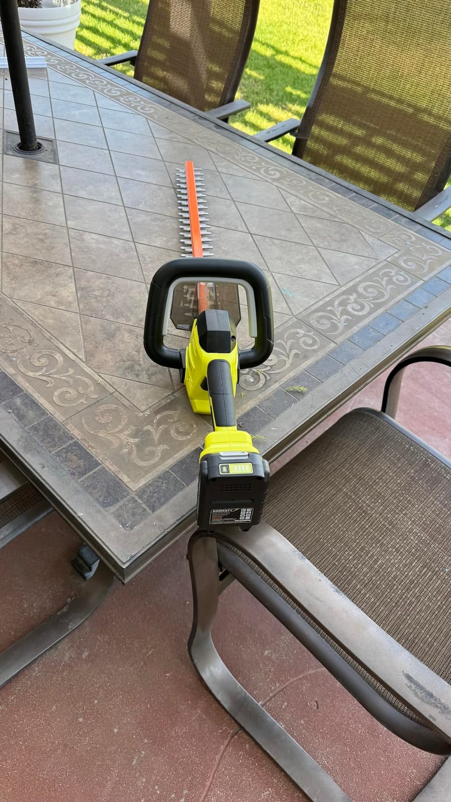 22 inch Hedge Trimmer Cordless with 2 Battery and Charger, 20V Bush Trimmer customer photo 2