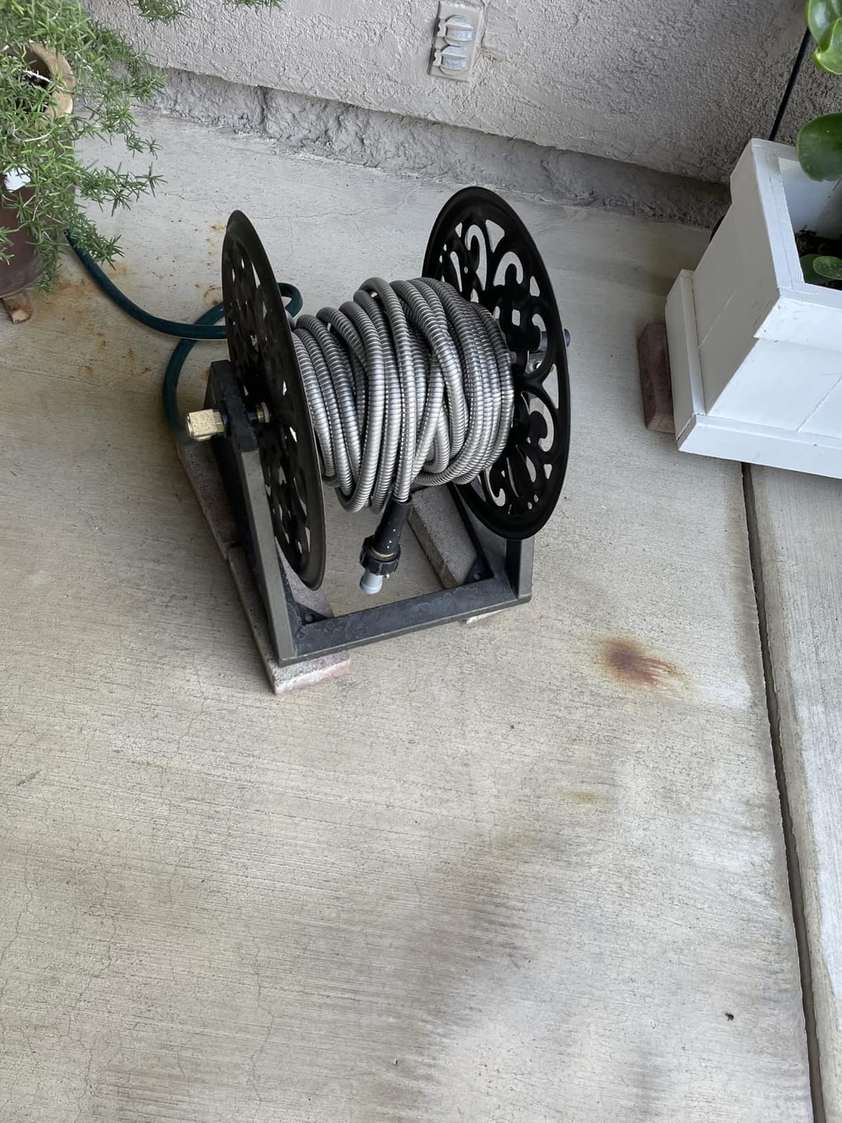 GOFORWILD Wall Mount Garden Hose Reel, Holds 200-Feet of 5/8-Inch Hose customer photo 1