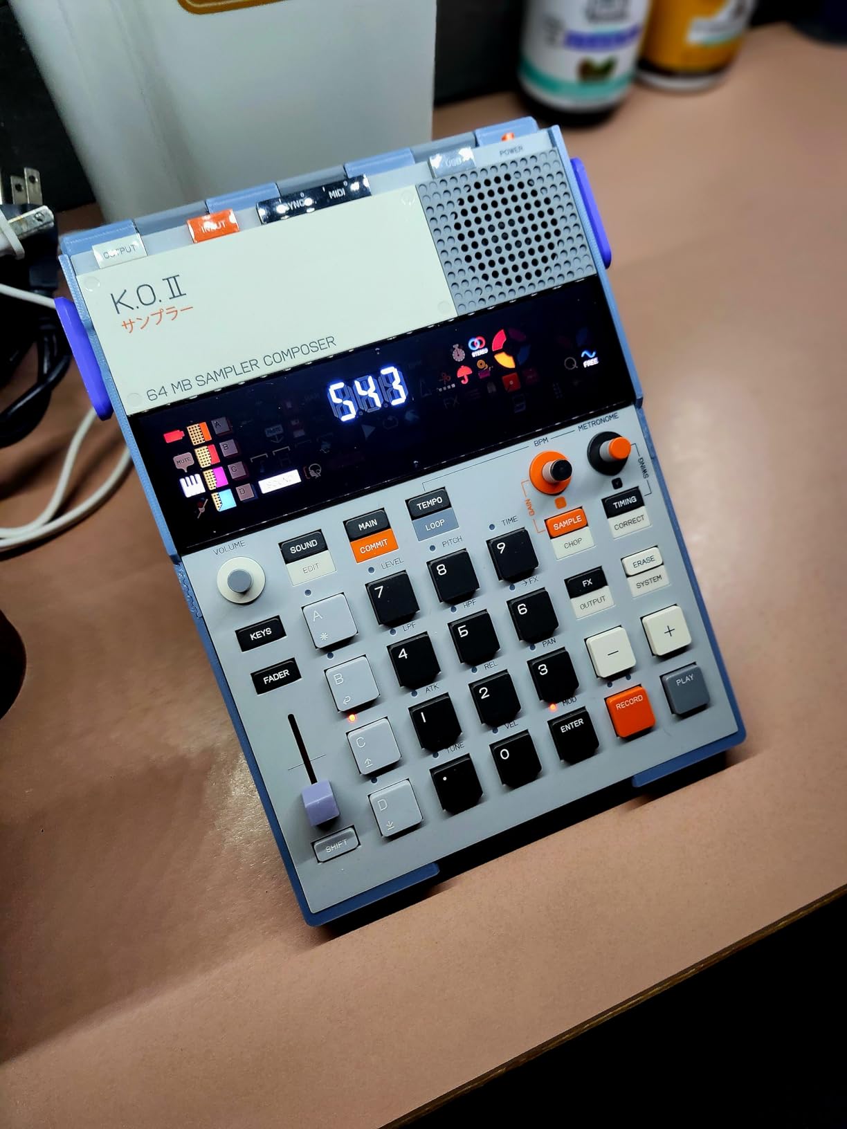 teenage engineering EP–133 K.O. II 128MB sampler, drum machine and sequencer with built-in microphone and effects customer photo 1