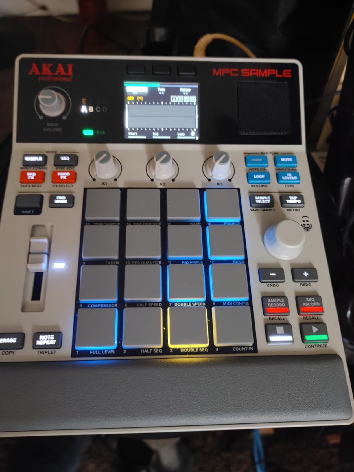 Akai Professional MPC Sample Portable Sampler | Standalone, Rechargeable Battery, USB-C, Speaker, Microphone, for Sampling, Sequencing and Music Production customer photo 2