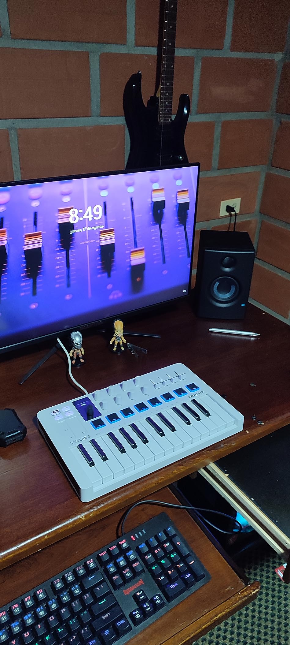 Arturia MiniLab 37 MIDI Keyboard Controller customer photo 1