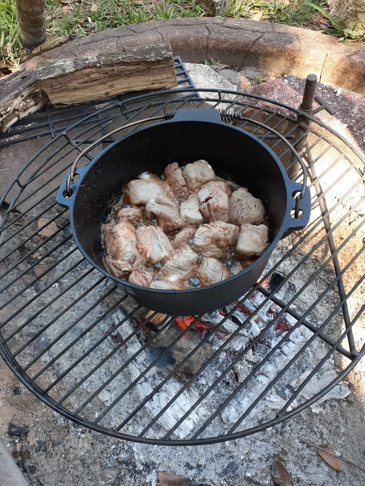 Pre-Seasoned Cast Iron Camp Dutch Oven, 4.1 qt, including Lid Lifter, Lid Stand and Silicone Handle Holders customer photo 2